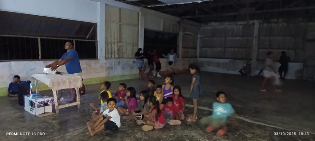 Proyección de reportaje sobre la comunidad Shipibo konibo Santa Clara de Yarinacocha